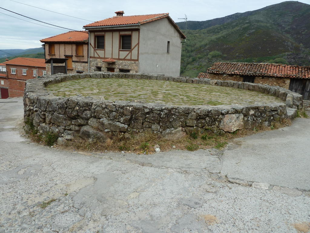 Hostal El Cardenillo Мадригаль-де-ла-Вера Экстерьер фото